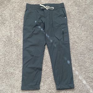 VUORI grey capri pants L